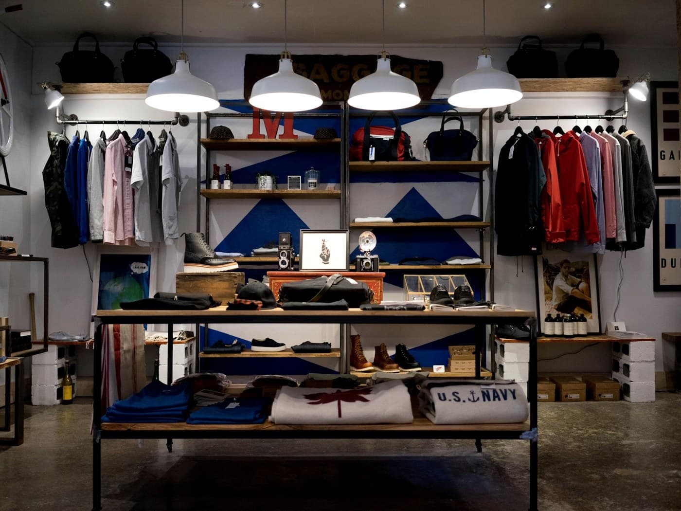 Boutique Mono Store, objets du quotidien sur un fond chaleureux